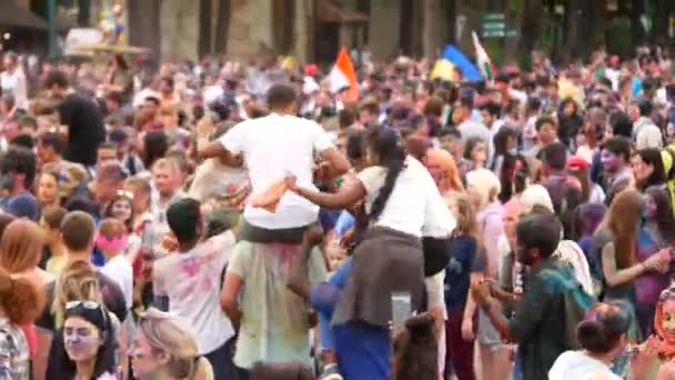 Ukrajna, Kharkov, 2018: Az emberek ünnepelni Holi színek fesztivál. Hűvös és modern szabadtéri party. Holi ünnepe színek fesztivál. — Stock videók