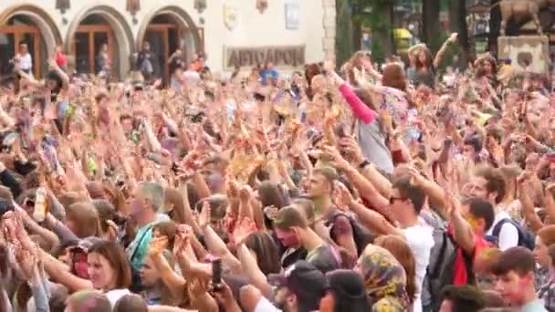 Kharkov, Oekraïne mag 2018 - viering van Holi festival kleuren. Gelukkige mensen gooien kleurrijke poeder in de lucht op festival. — Stockvideo
