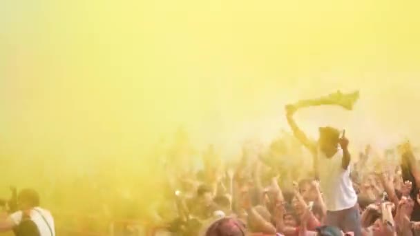 Ucrania, Jarkov, mayo de 2018 - Celebración del festival de colores Holi. Gente feliz lanzando polvo colorido en el aire en el festival . — Vídeos de Stock