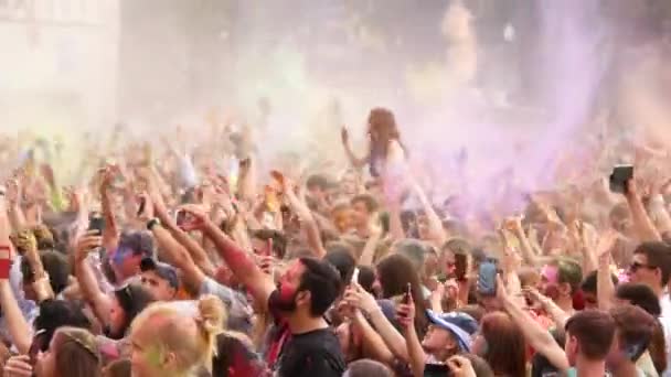 Ucrania, Jarkov, mayo de 2018 - Celebración del festival de colores Holi. Gente feliz lanzando polvo colorido en el aire en el festival . — Vídeo de stock