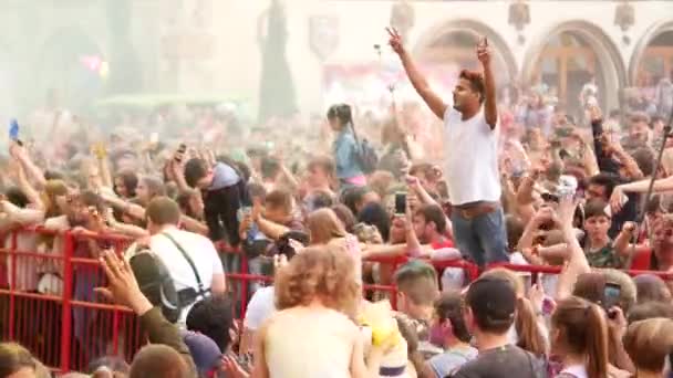 Ucrania, Jarkov, mayo de 2018 - Celebración del festival de colores Holi. Gente feliz lanzando polvo colorido en el aire en el festival . — Vídeos de Stock