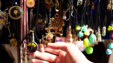 Genç kadın Hatıra Eşyası içinde belgili tanımlık çarşı seçer..