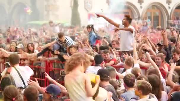 Ucrania, Jarkov, mayo de 2018 - Celebración del festival de colores Holi. Gente feliz lanzando polvo colorido en el aire en el festival . — Vídeos de Stock