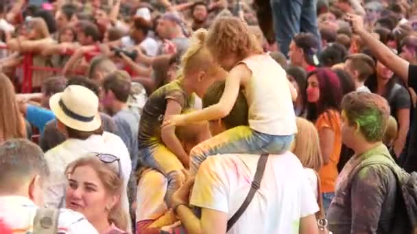 Ucrania, Kharkov, 2018: La gente celebra el Festival de Colores Holi. Fiesta al aire libre fresca y moderna. Celebración del festival de colores Holi . — Vídeo de stock