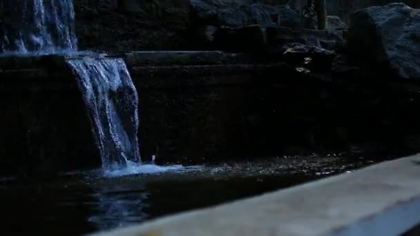 Städtischen Brunnen, schnelle Wasserfluss. — Stockvideo