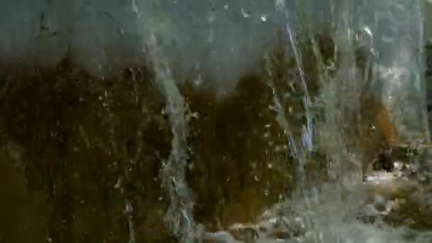 Fontana urbana, flusso d'acqua rapido . — Video Stock