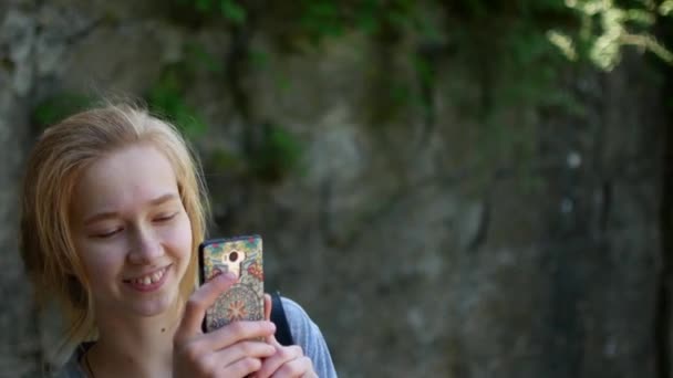Ung blondin tar bilder på telefonen. Turism. — Stockvideo