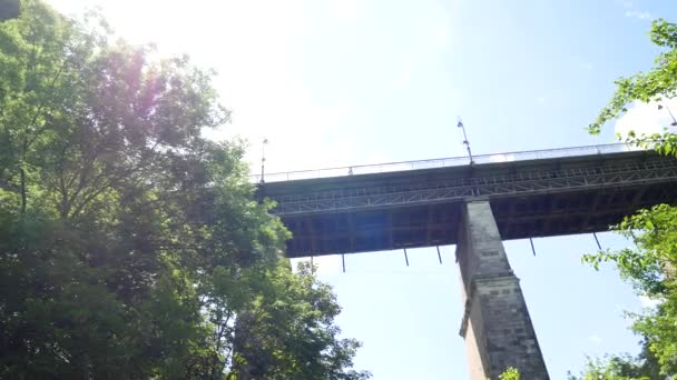 在乌克兰镇的老桥梁 — 图库视频影像