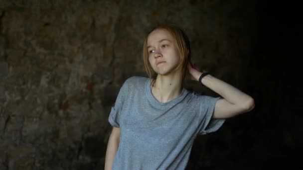 一个十几岁的女孩在阴凉处跳舞 — 图库视频影像
