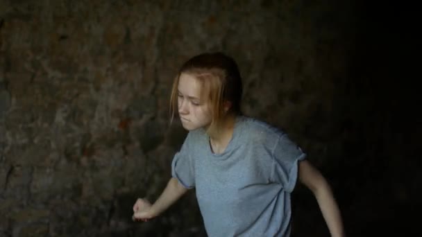 Une adolescente danse à l'ombre — Video