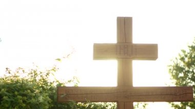 İsa Calvary çapraz ve gökyüzü yükselen güneş