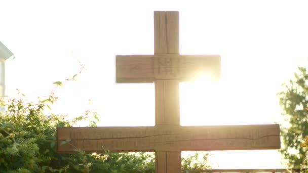 Γολγοθάς σταυρό του Χριστού και το ήλιο να ανατέλλει ουρανό — Αρχείο Βίντεο
