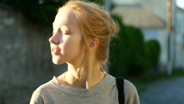 Felice donna caucasica con lunghi capelli biondi in piedi e sorridente. Concetto di viaggio — Video Stock