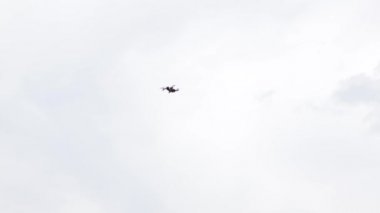 Özel hexacopter uçak gökyüzünde uçar.