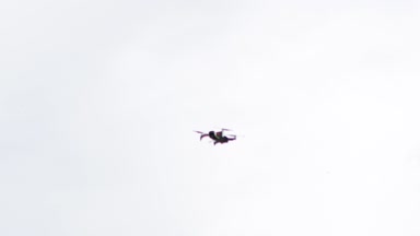 Özel hexacopter uçak gökyüzünde uçar.