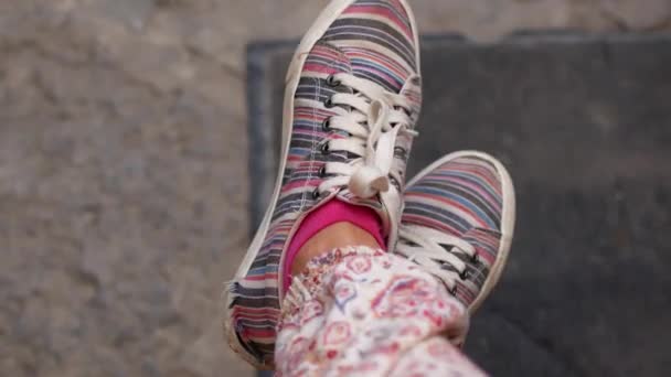 Genç kadın bacaklarını açıp sallanan pembe spor ayakkabı — Stok video