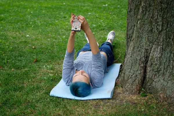Τηλέφωνο Γυναίκα Γέλιο Μιλάμε Στο Smart Phone Στο Πάρκο Άνοιξη — Φωτογραφία Αρχείου