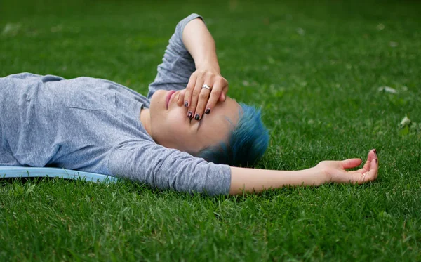 Vrolijke Vrouw Liggend Een Gras Dromen — Stockfoto