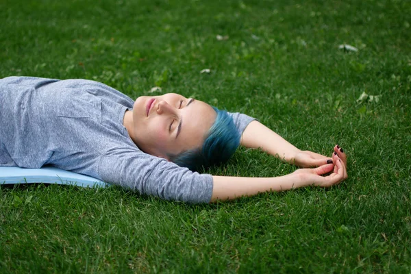 Χαρούμενη Γυναίκα Ξαπλωμένη Στο Γρασίδι Μια Και Όνειρα — Φωτογραφία Αρχείου