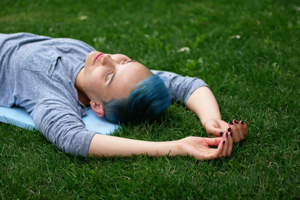 Χαρούμενη Γυναίκα Ξαπλωμένη Στο Γρασίδι Μια Και Όνειρα — Φωτογραφία Αρχείου
