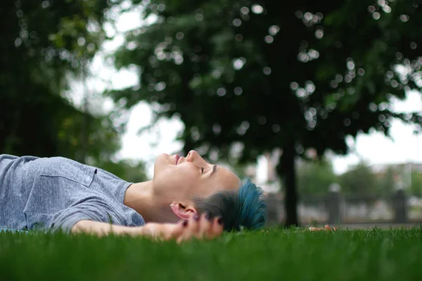 Vrolijke Vrouw Liggend Een Gras Dromen — Stockfoto