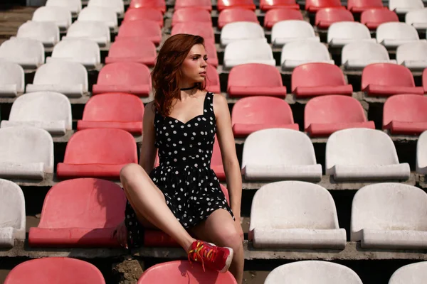 Mladá Atraktivní Žena Sezení Uprostřed Prázdný Stadion Sobě Šaty — Stock fotografie