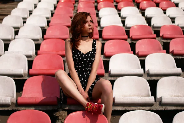 Mladá Atraktivní Žena Sezení Uprostřed Prázdný Stadion Sobě Šaty — Stock fotografie