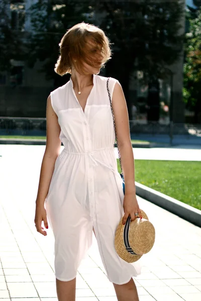 Conceito Moda Estilo Vida Bela Mulher Chapéu Desfrutando Verão Livre — Fotografia de Stock