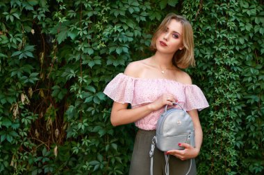 Yeşil Park 'ın arka planında yeşil yapraklar var..