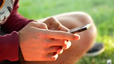 akıllı telefon kullanan adam yakın çekim el