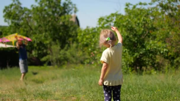 Ragazza che gioca con un aquilone in splendidi giardini — Video Stock