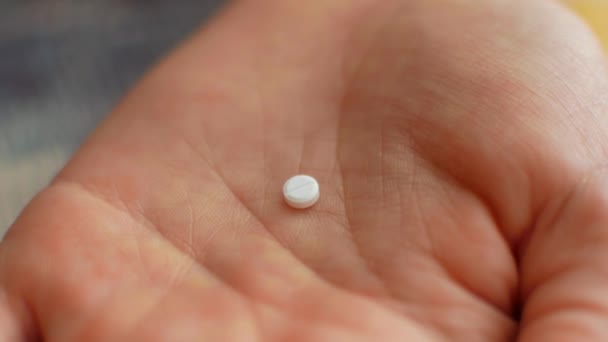 Une jeune femme met une petite tablette blanche sur sa paume 