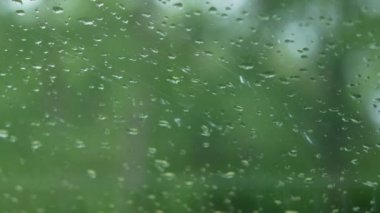 yeşil arka plana sahip damla yağmur