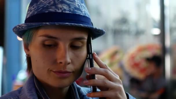 Mulher atraente usando o telefone móvel durante a caminhada nas ruas da cidade da noite. — Vídeo de Stock