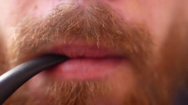 Tam yüz genç adam yasaktır açık yakın çekim. duman yangın ışık. . dudaklar mans.