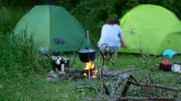 Matlagning utomhus mat i turist pott vid brasan. Process förbereda campingmat på brinnande eld medan vandring till vild natur. — Stockvideo
