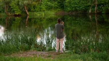 Bir fincan kahve içme çekici genç kız