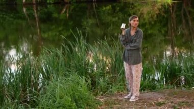 Bir fincan kahve içme çekici genç kız