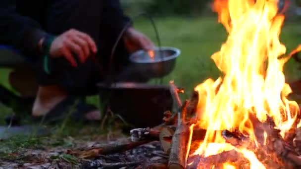 Pentola d'acqua bollente in fiamme all'aperto — Video Stock