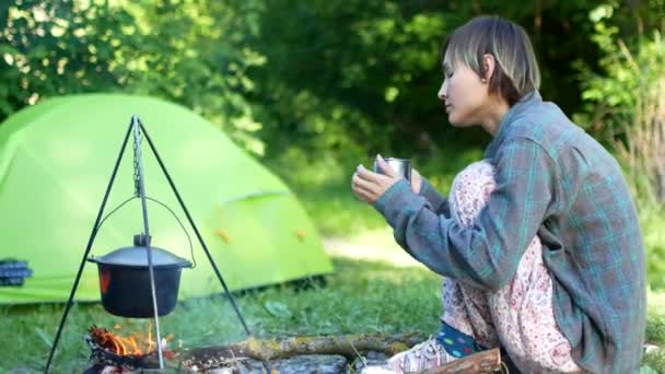 Nezávislý cestovatel mladá žena turista, udržování teplé a relaxační táborák — Stock video