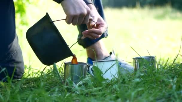 Touriste verse du thé chaud dans la tasse — Video