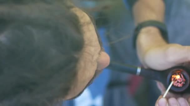 Retrato del hombre hipster con rastas fumando cigarrillo. Vista lateral — Vídeos de Stock