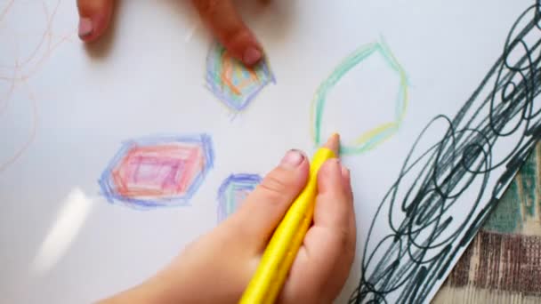 Yakın bir çizim çocuk — Stok video
