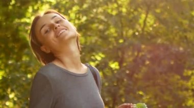 Çekici bir orta yaşlı kadın portresi. Arkasında ayar güneş güzel saçlarını vurgulamaktadır
