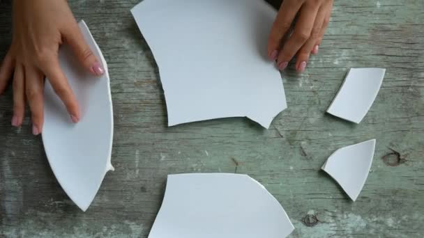 Haufen gebrochener weißer Platten auf rotierender Platte — Stockvideo