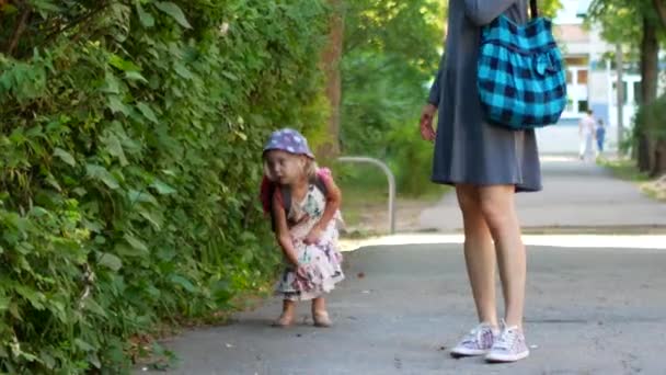 Mor vandrar i gatan med dotter — Stockvideo