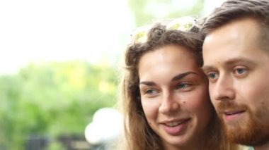 mutlu çift Üniversitesi Park eğleniyor. Özgürlük gençlik yaşam kavramı