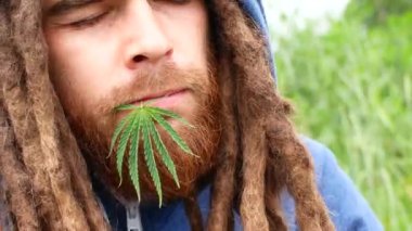 yakışıklı delikanlı dreadlocks ile