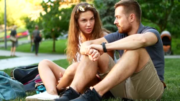 Šťastný pár se baví v parku univerzity. Koncepce životního stylu mládeže svobody — Stock video