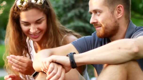 Feliz pareja divirtiéndose en el parque universitario. Concepto de libertad estilo de vida juvenil — Vídeos de Stock